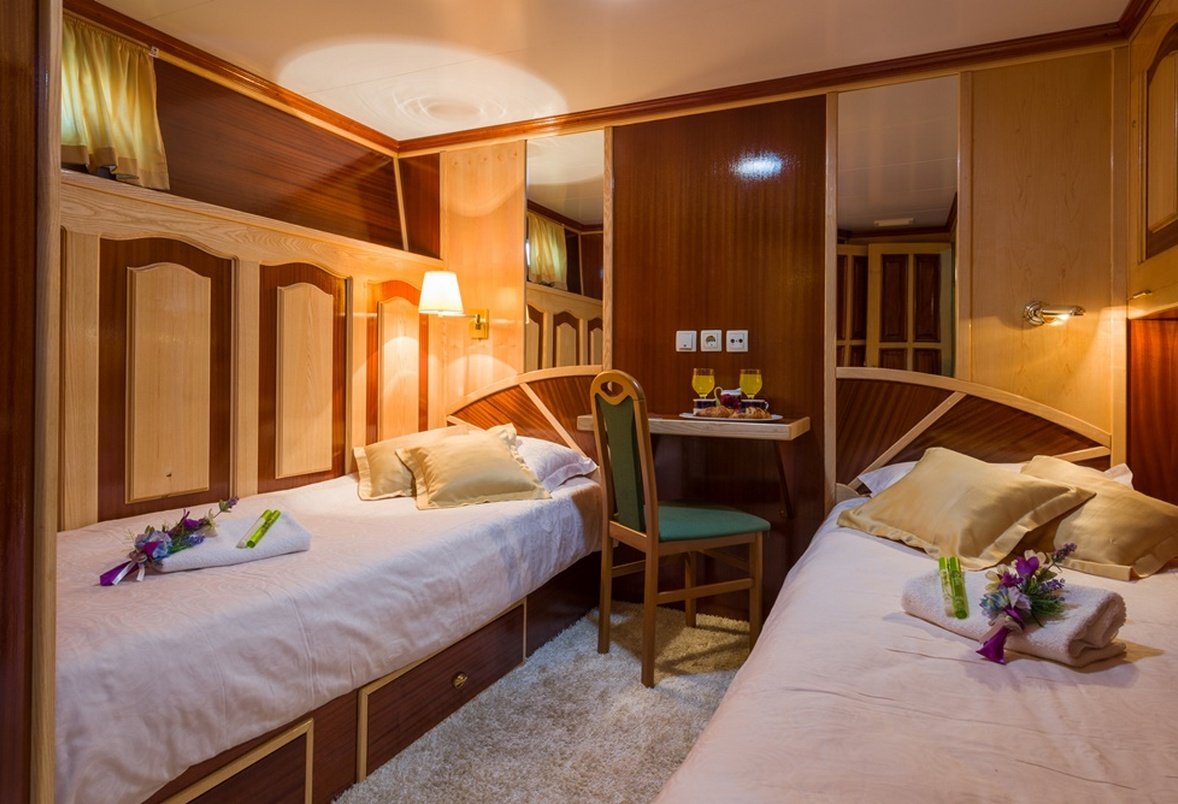 motor_yacht_korab_guest_twin_cabin.jpg