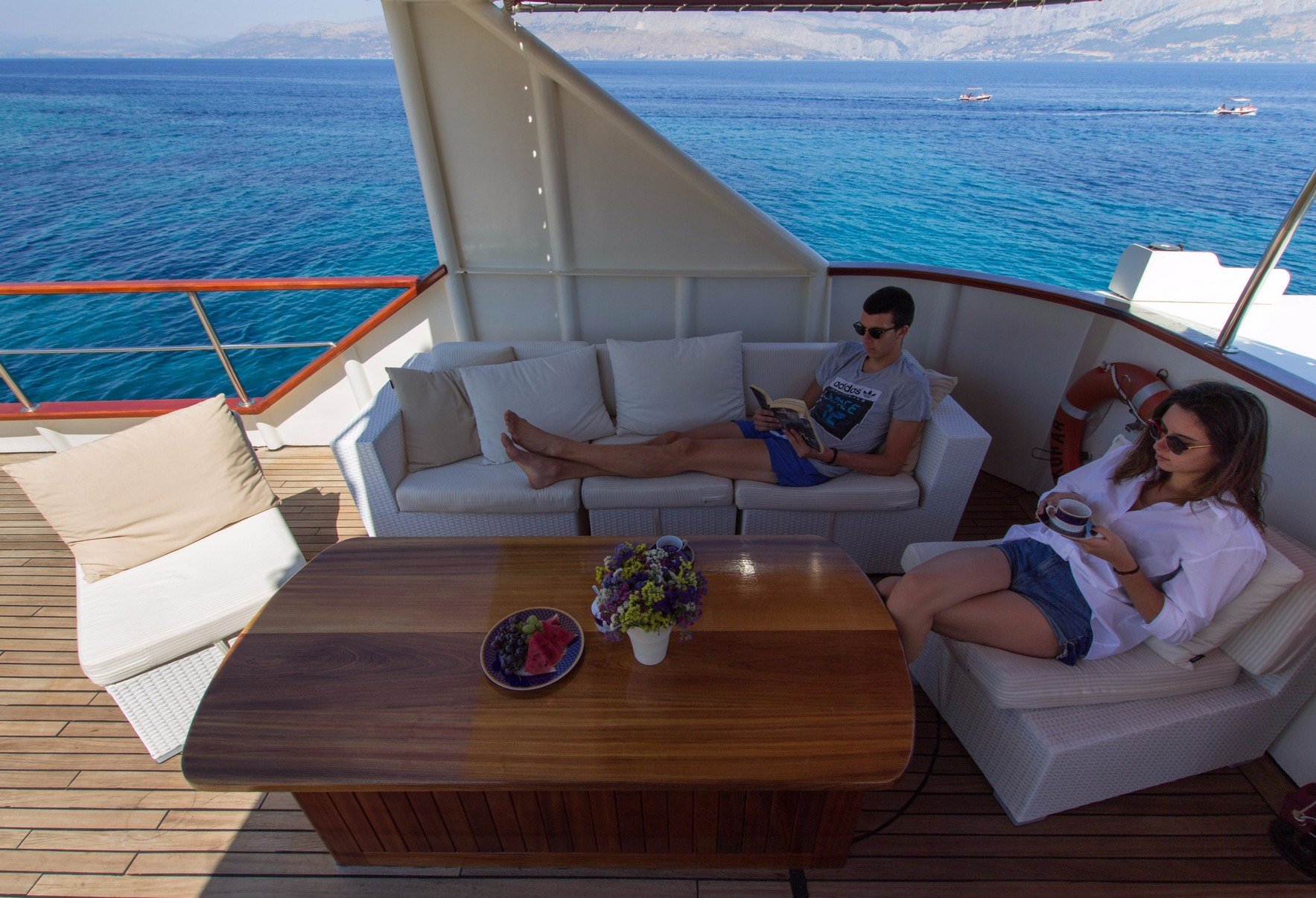 motor_yacht_korab_relaxing3.jpg
