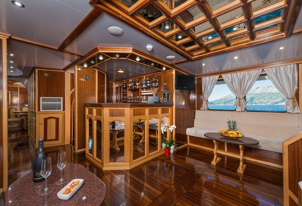 motor_yacht_korab_saloon.jpg