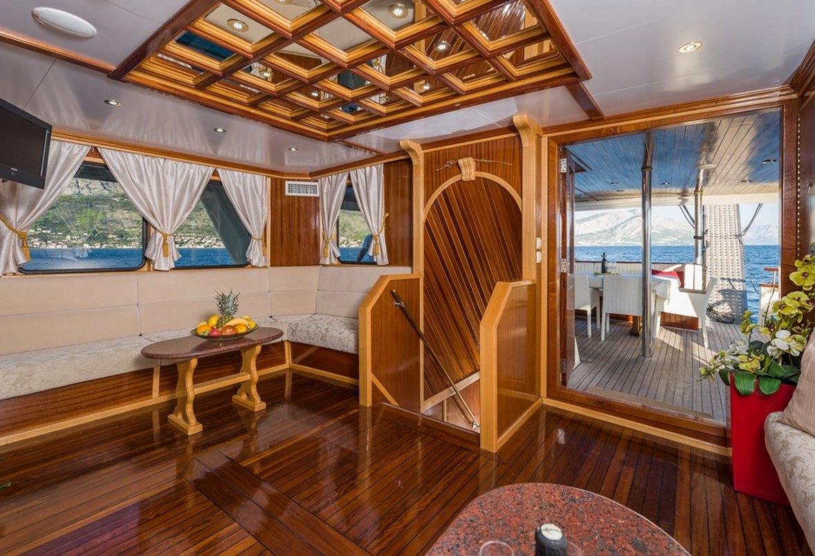motor_yacht_korab_saloon_looking_aft.jpg