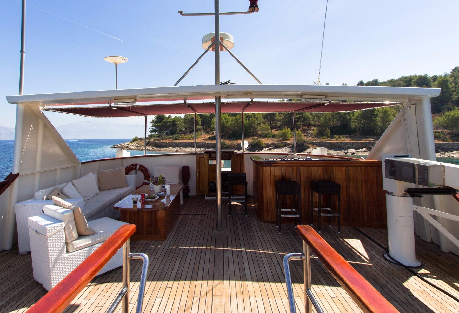 motor_yacht_korab_upper_deck.jpg