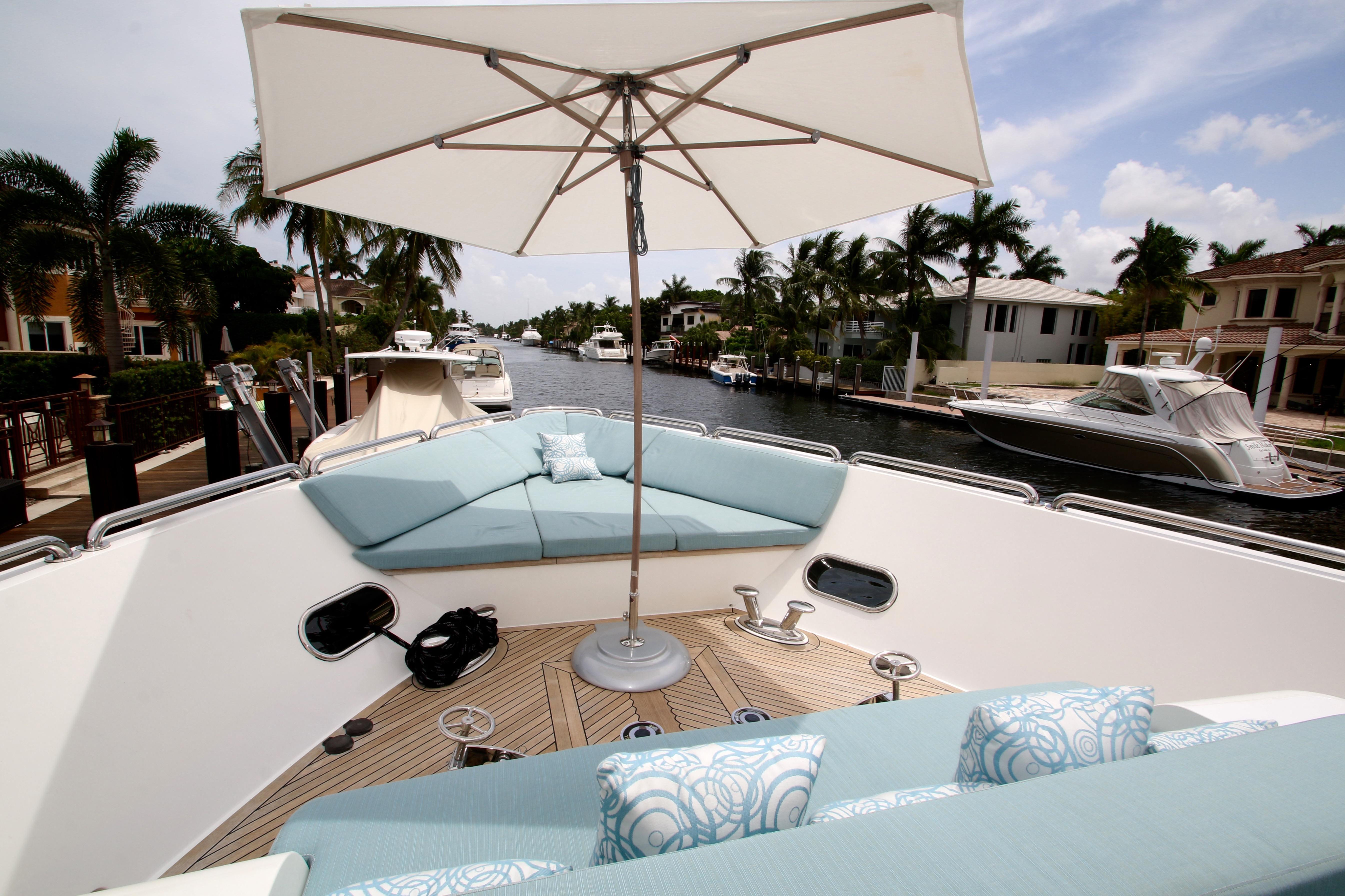 nice lounging area on foredeck.jpg