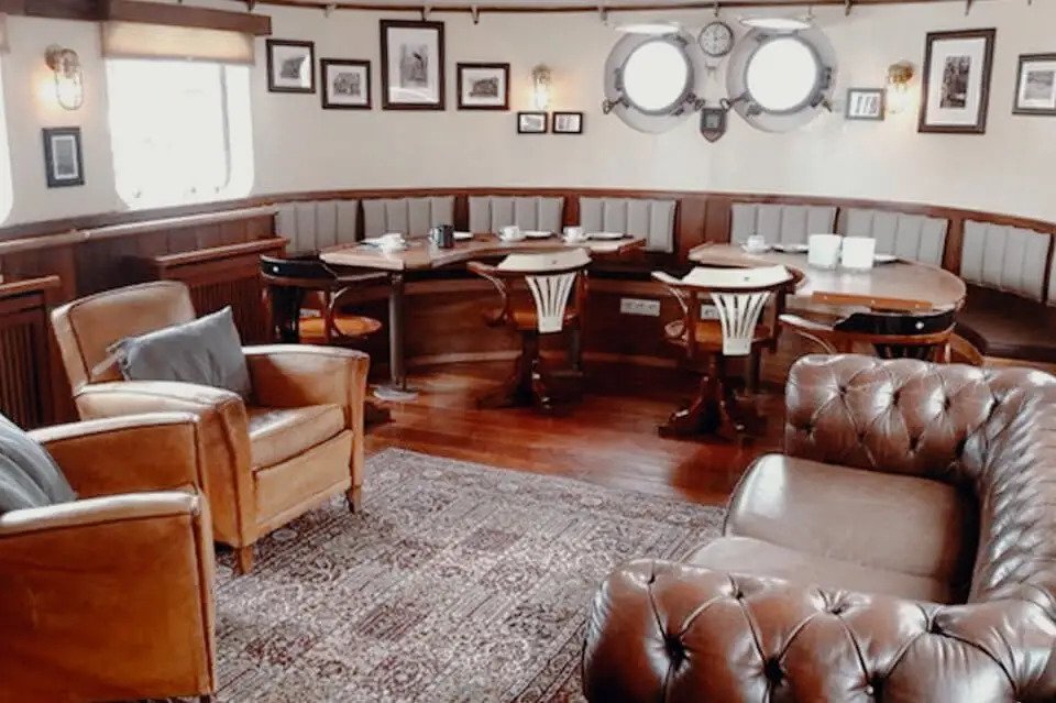 saloon and dining area.jpg
