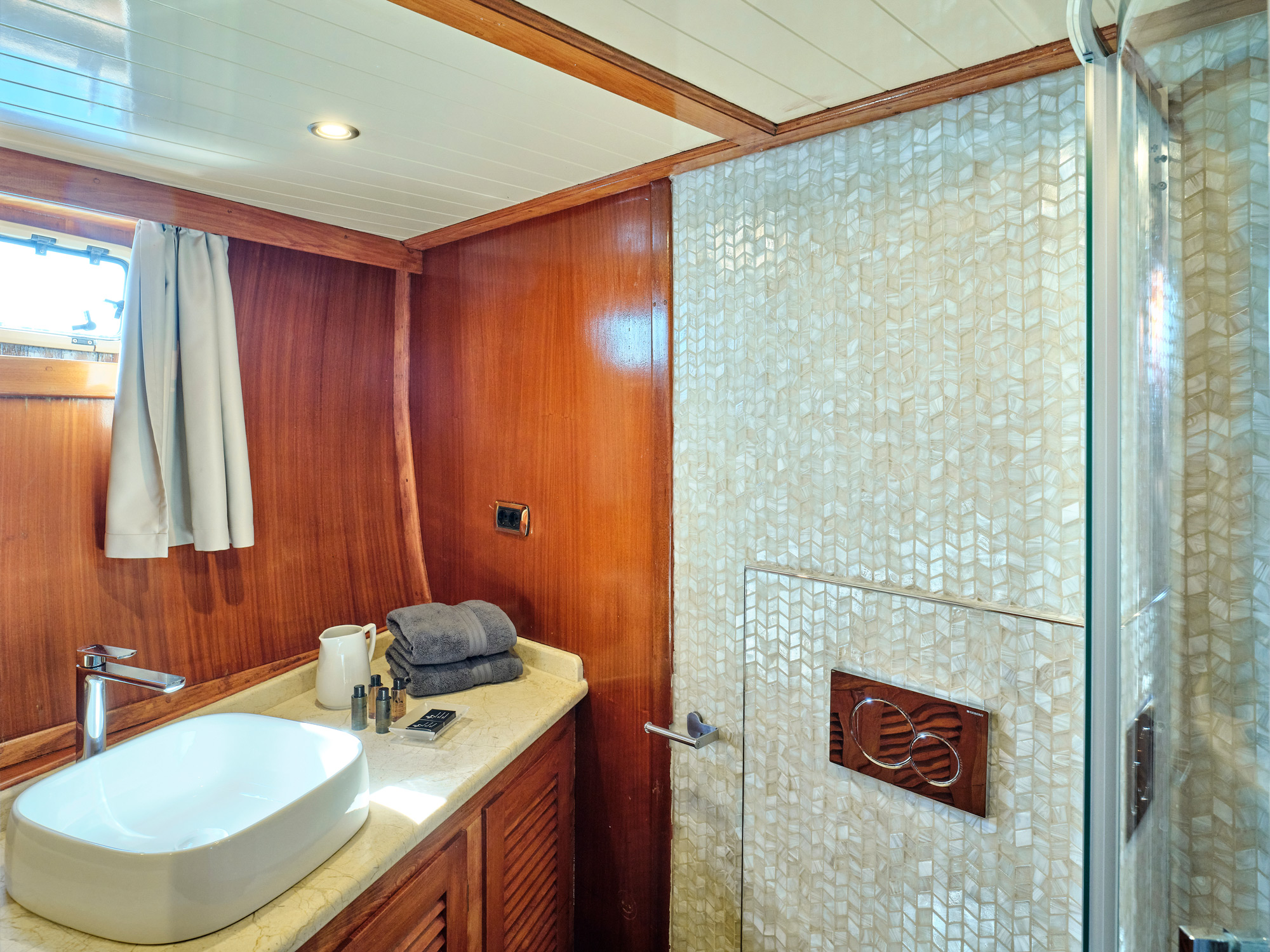twin bathroom .jpg