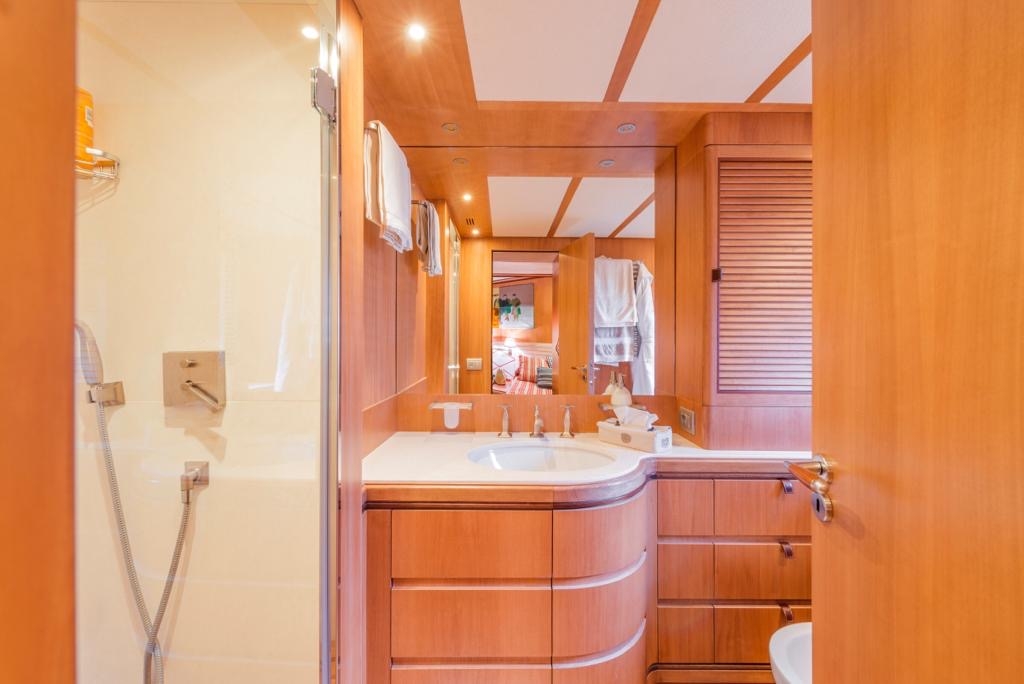 twin guest bathroo m.jpg