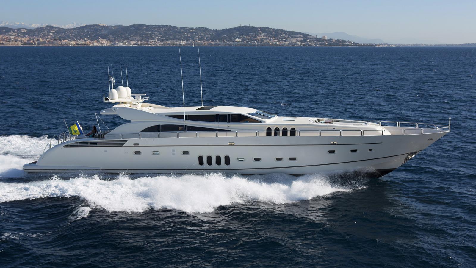 yacht EOL B underway 2.jpg