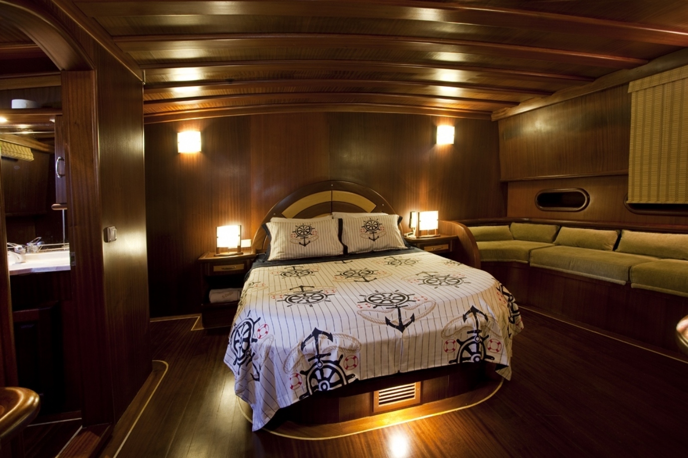 yacht S DOGU master cabin.jpg
