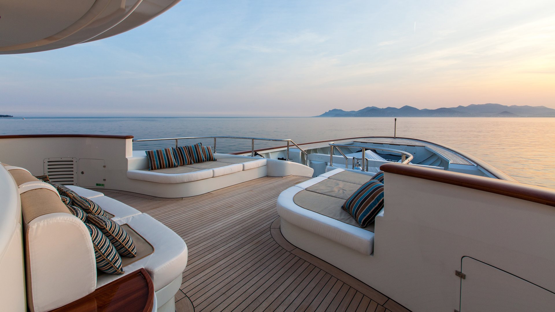 yacht-pride-201703-exterior-06-58ca49fb5d23d_v_default_big.jpg