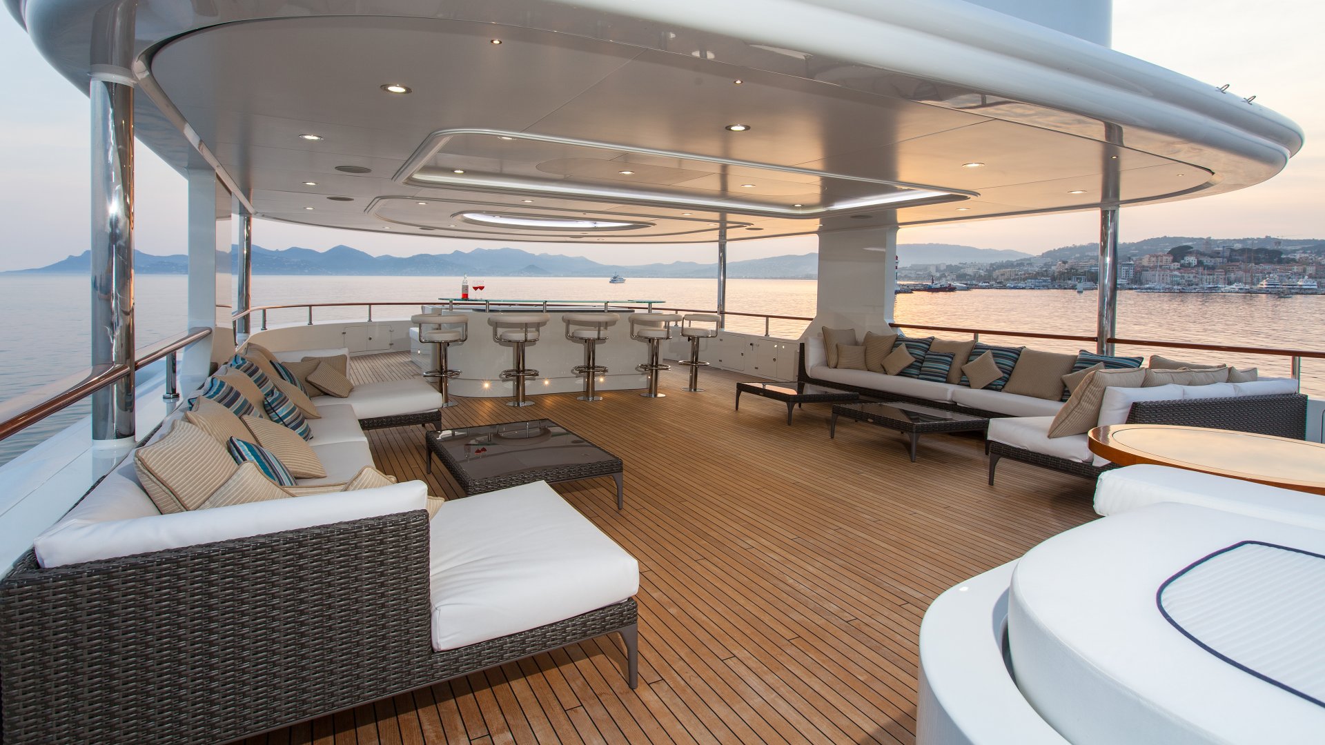 yacht-pride-201703-exterior-07-58ca4a1a6072f_v_default_big.jpg