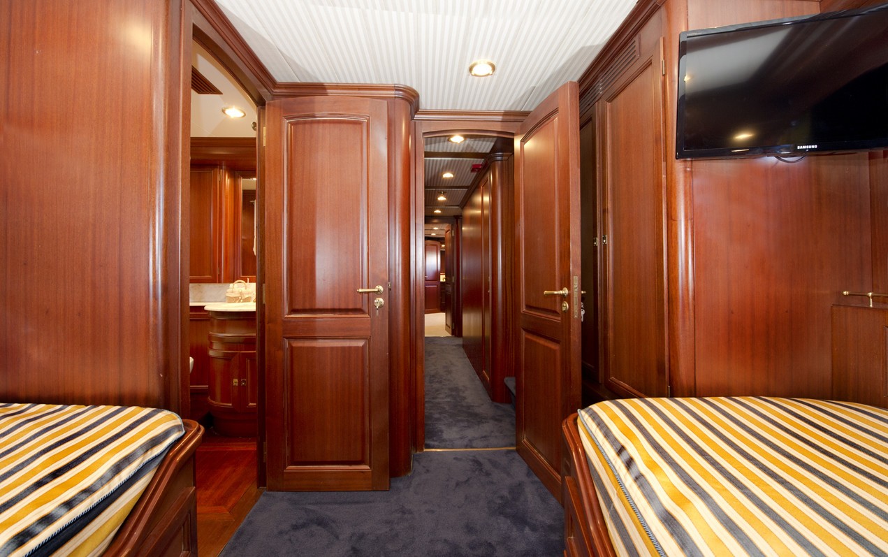 [24m-Yacht-WOLF-TWO]-9314-208.jpg