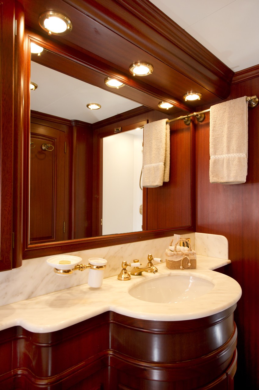 [24m-Yacht-WOLF-TWO]-9314-27.jpg