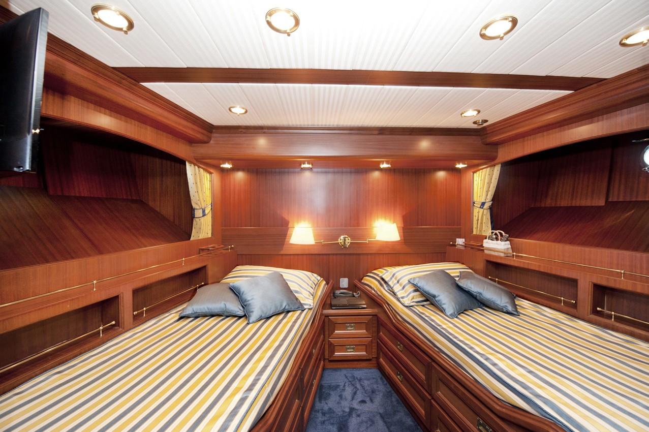 [24m-Yacht-WOLF-TWO]-9314-70.jpg