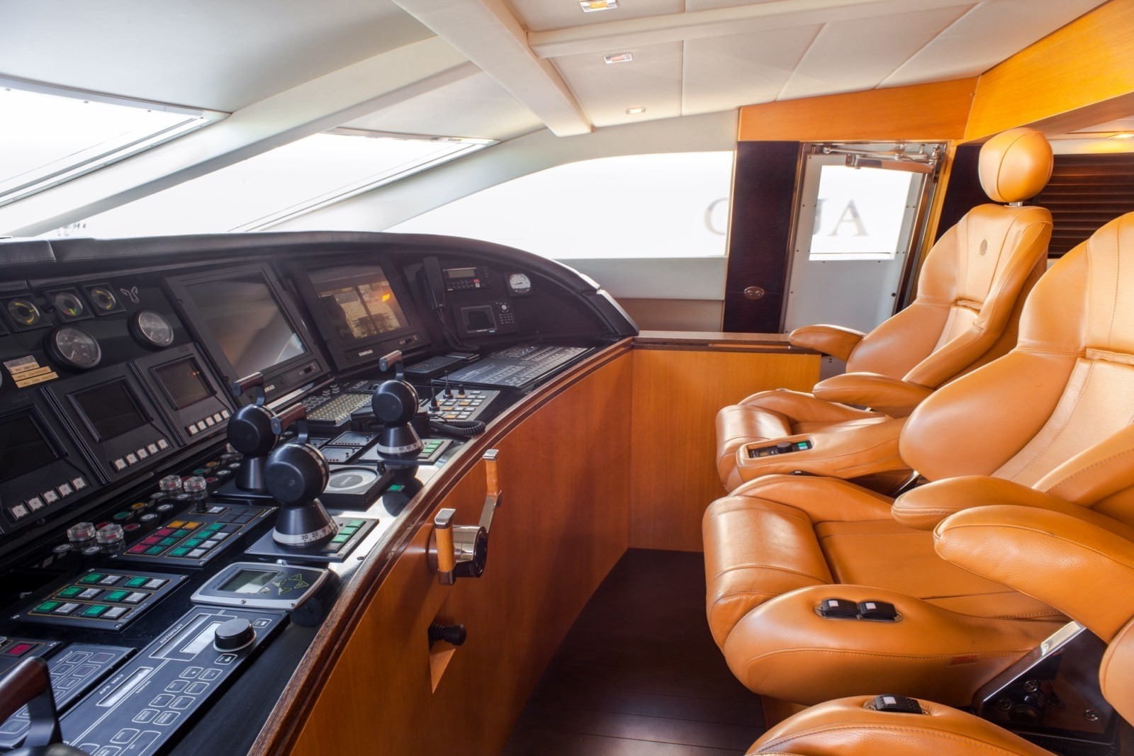 [34m-Yacht-LEOPARD]-9283-147.jpg
