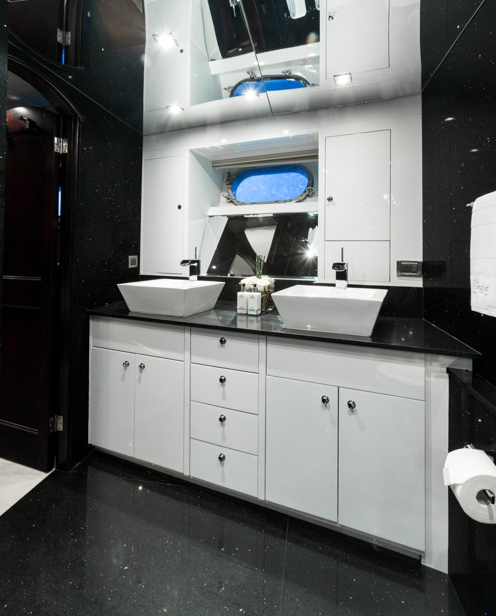 [35m-Yacht-UNBRIDLED]-9825-113.jpg