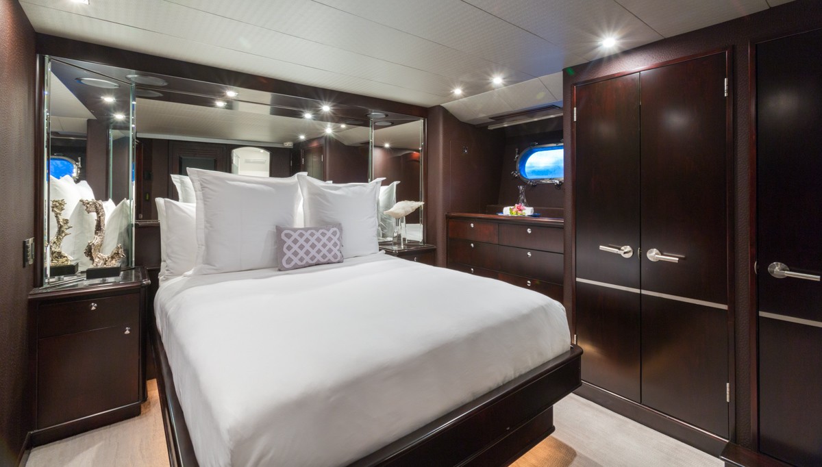 [35m-Yacht-UNBRIDLED]-9825-134.jpg
