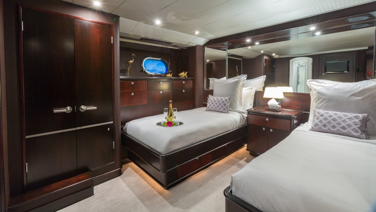 [35m-Yacht-UNBRIDLED]-9825-180.jpg