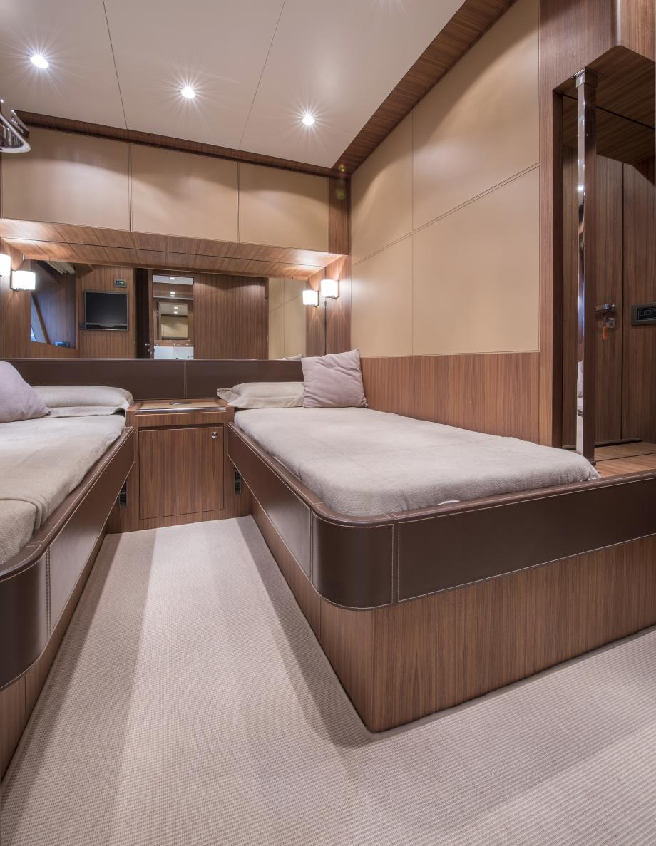 [MOTOR-YACHT-ANYTHING-GOES-IV]-9609-2.png