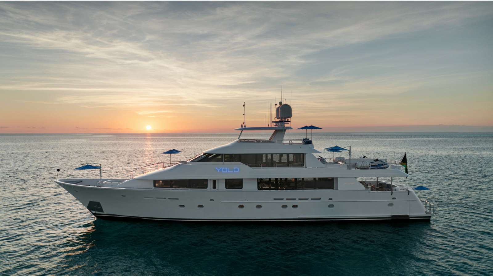 [MOTOR-YACHT-CHASING-DAYLIGHT]-9072-11.jpg