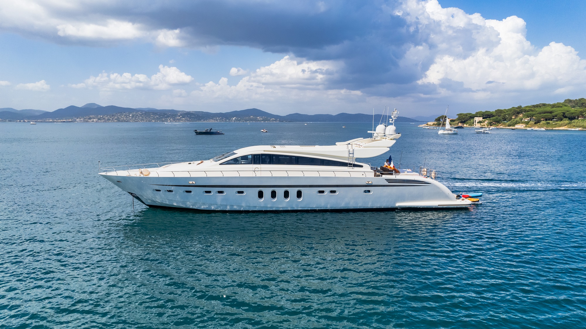 102 Luxury yacht ECLAT.jpg