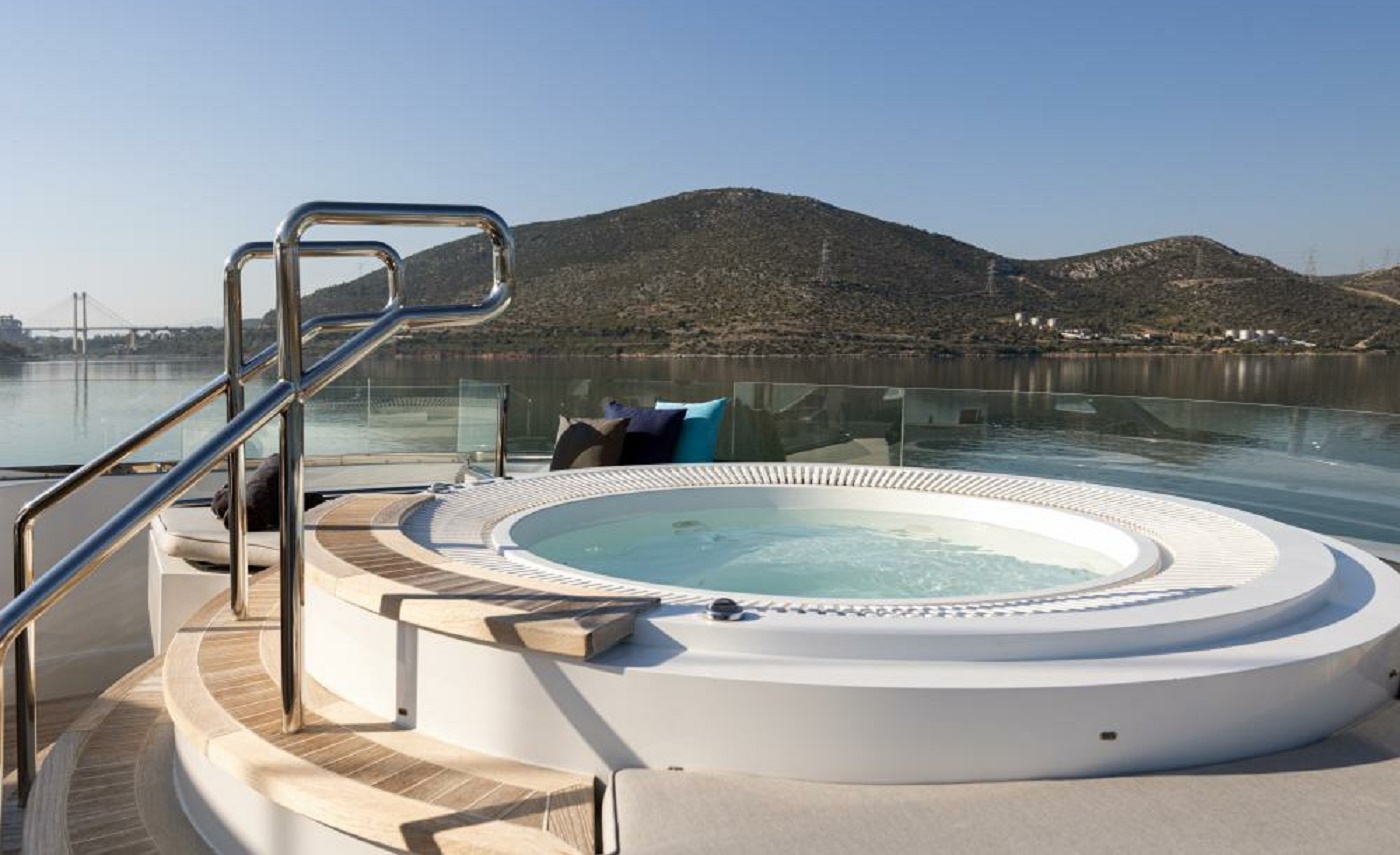 2.2 Sun deck jacuzzi.jpg