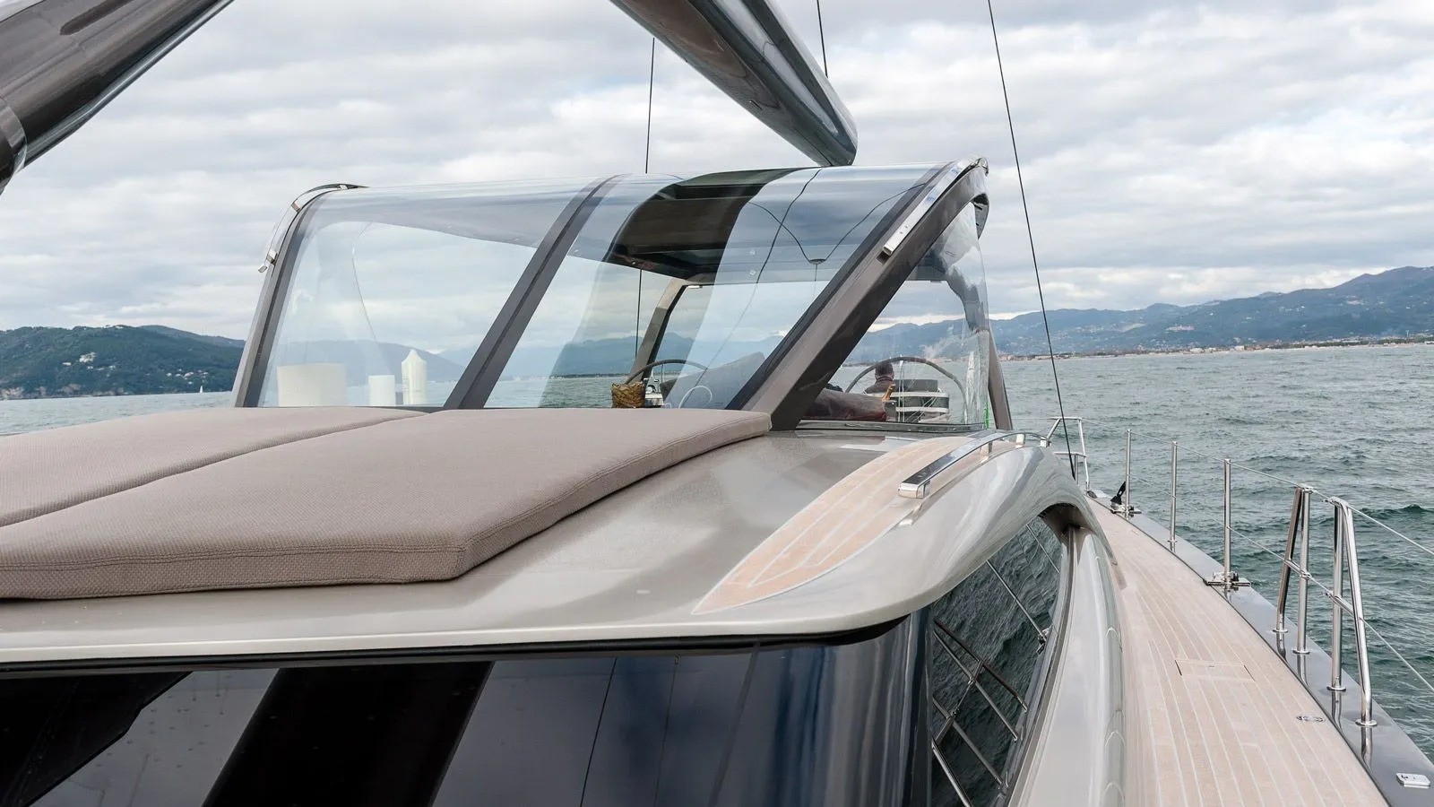 2.3 Cockpit bimini.jpg