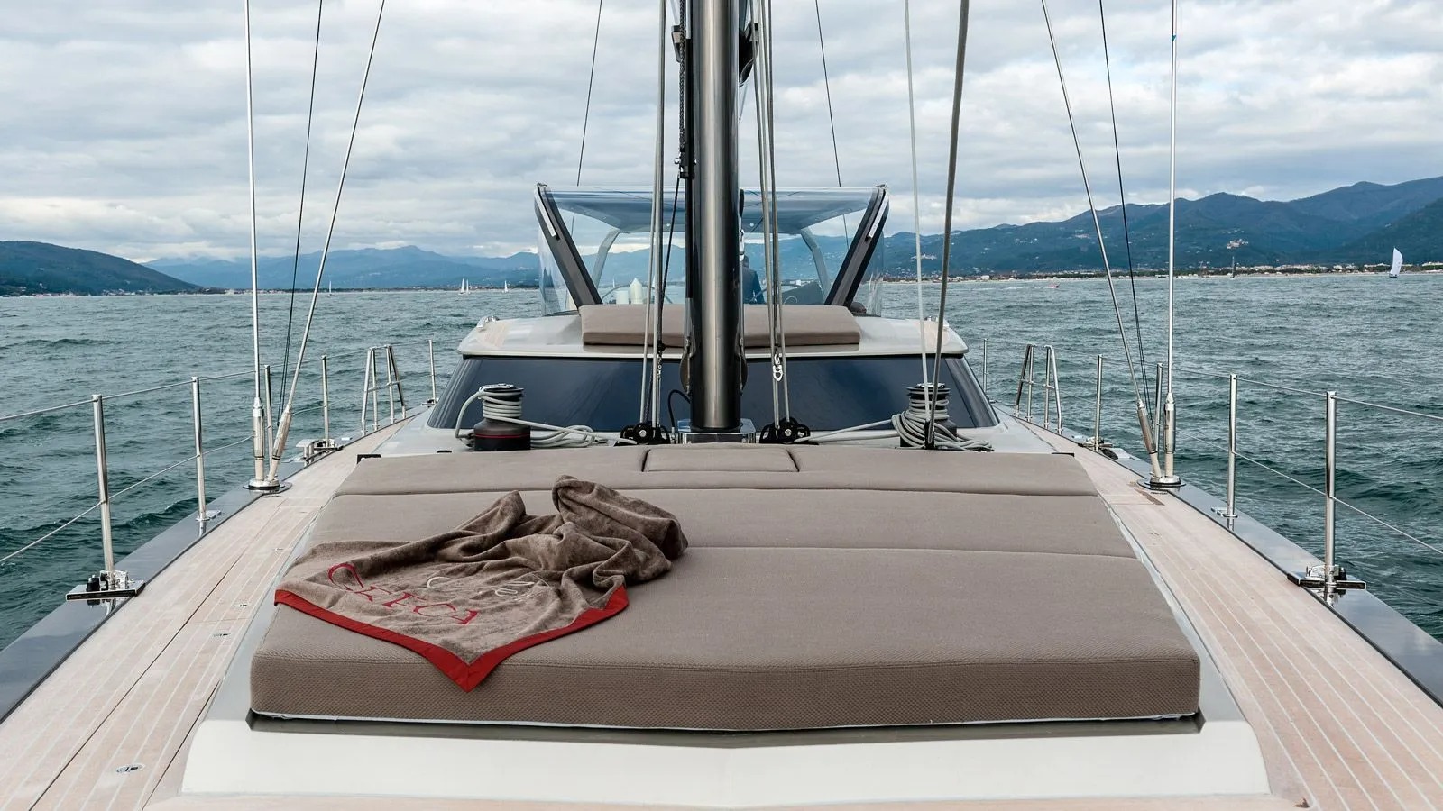 2.6 Foredeck sunpads.jpg