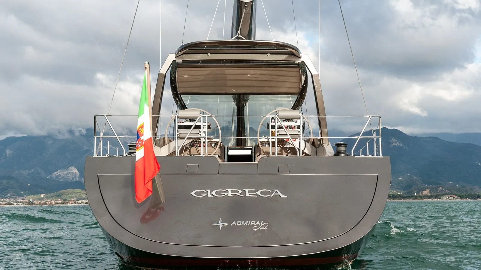 2.7 Stern transom closed.jpg