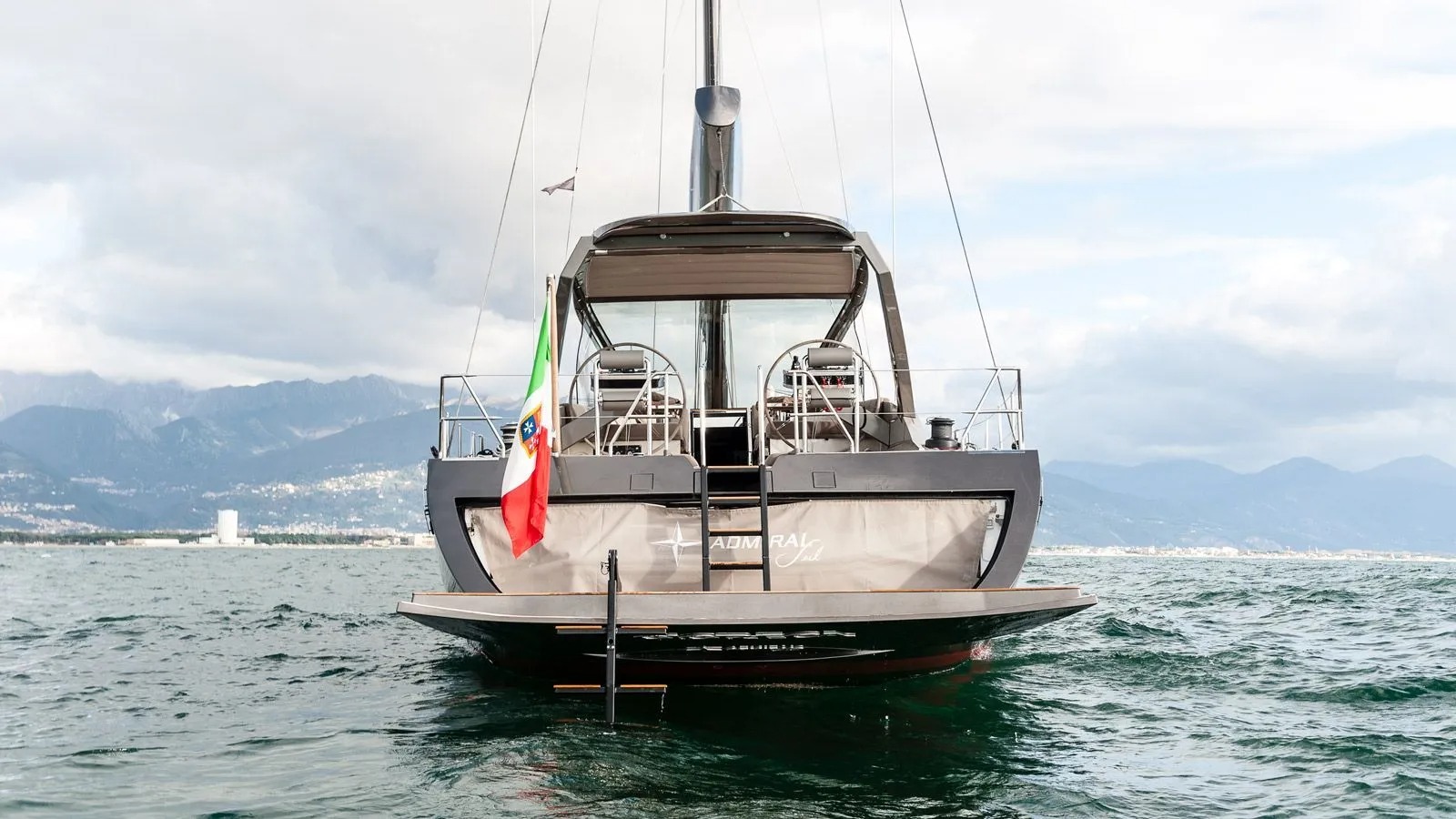 2.8 Stern transom open.jpg