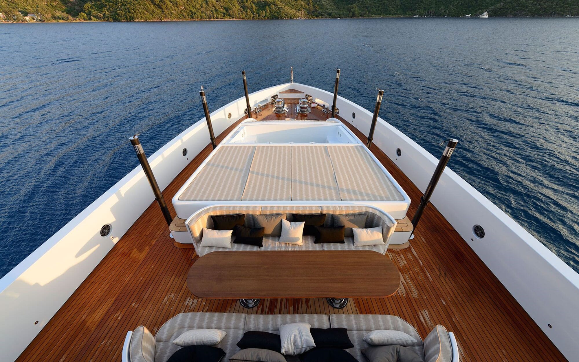 201 Jacuzzi and lounge at bow.jpg