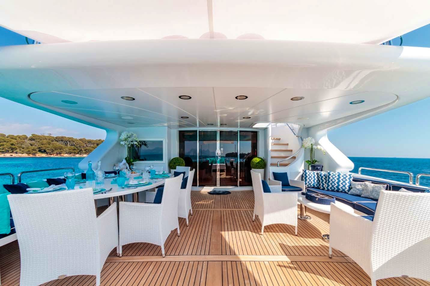 204 Dining and seating on Bridge deck.jpg
