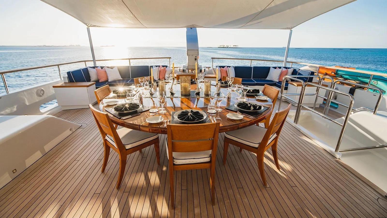 207 Main deck dining.jpg