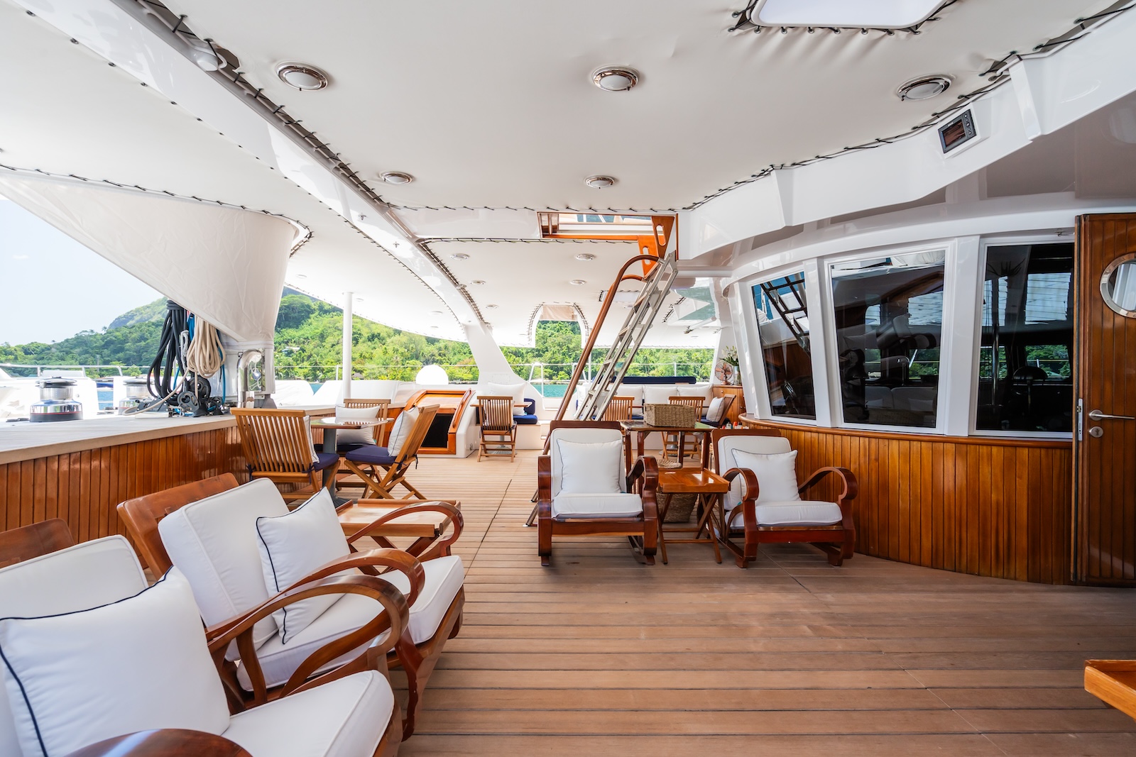 208 Main deck seating.jpg