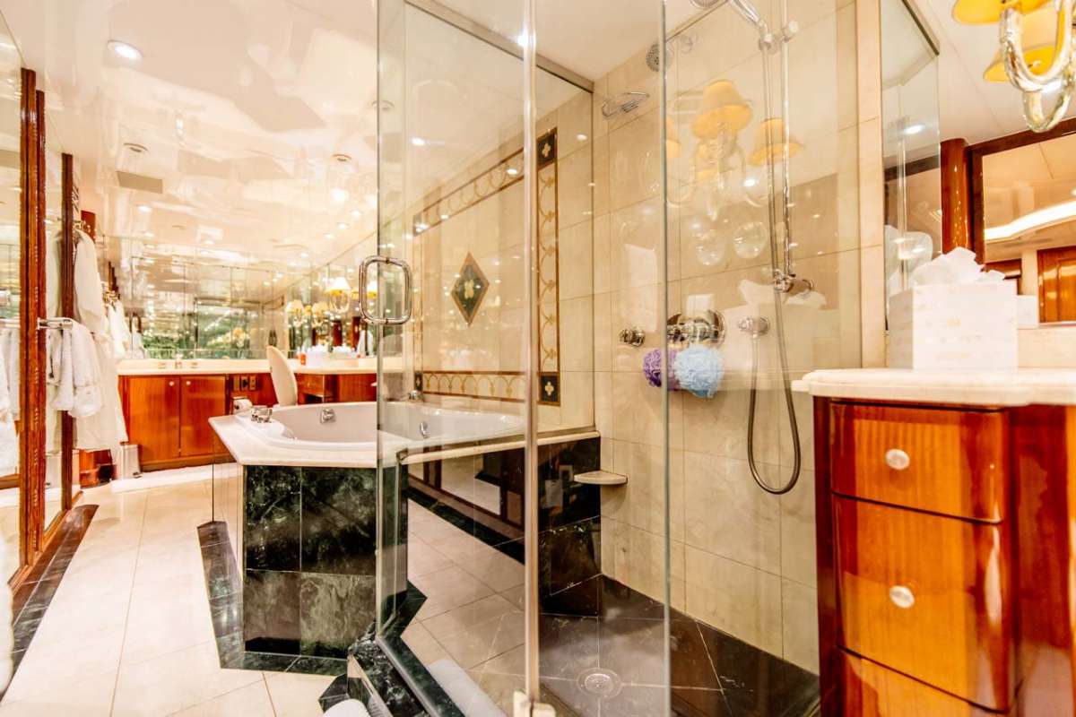 4.2 Owners ensuite bathroom.jpg