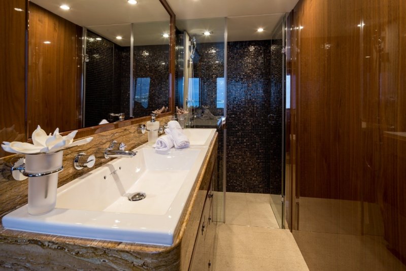 4.4 Ensuite bathroom.jpg