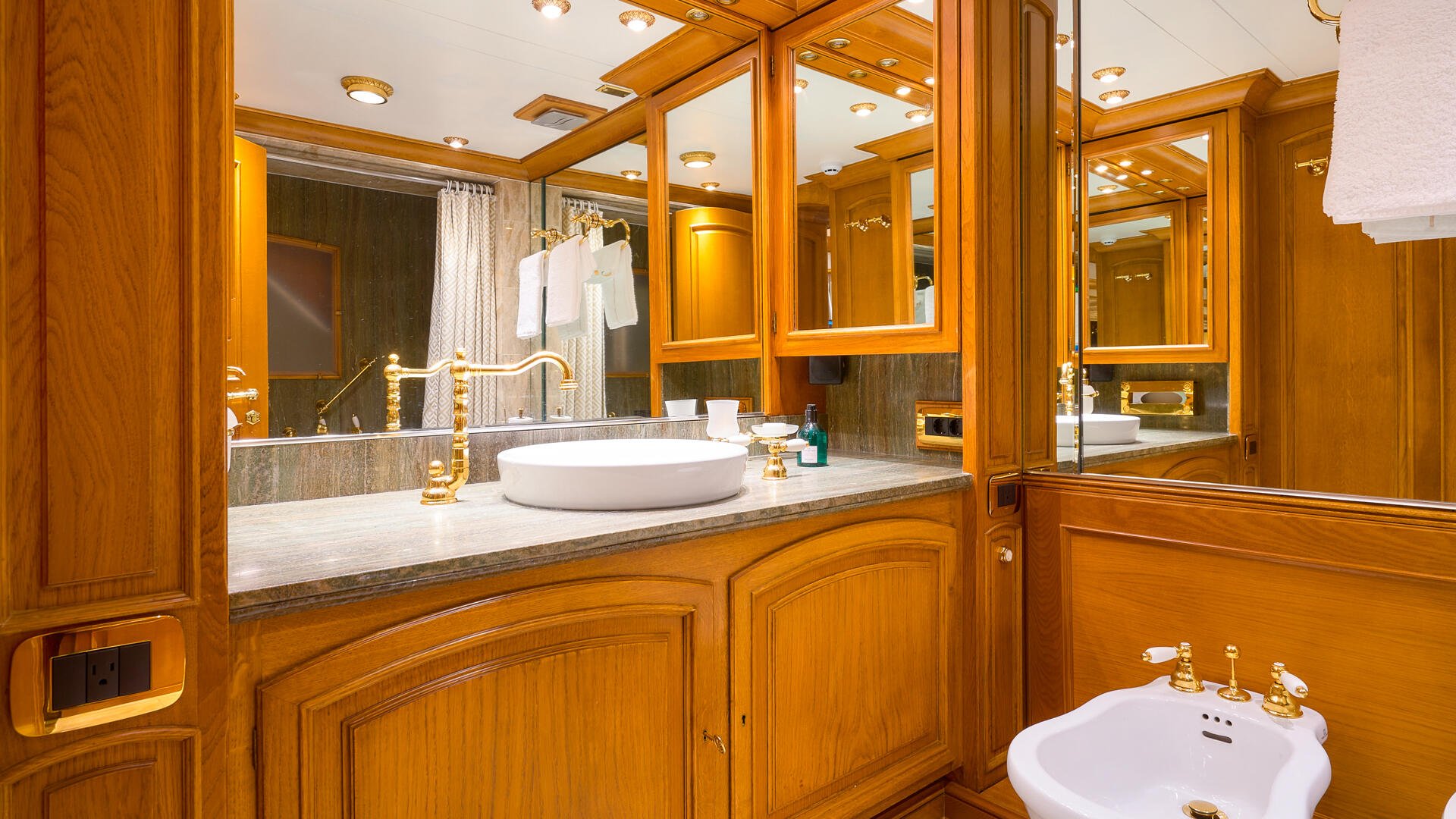 402 Master ensuite.jpg
