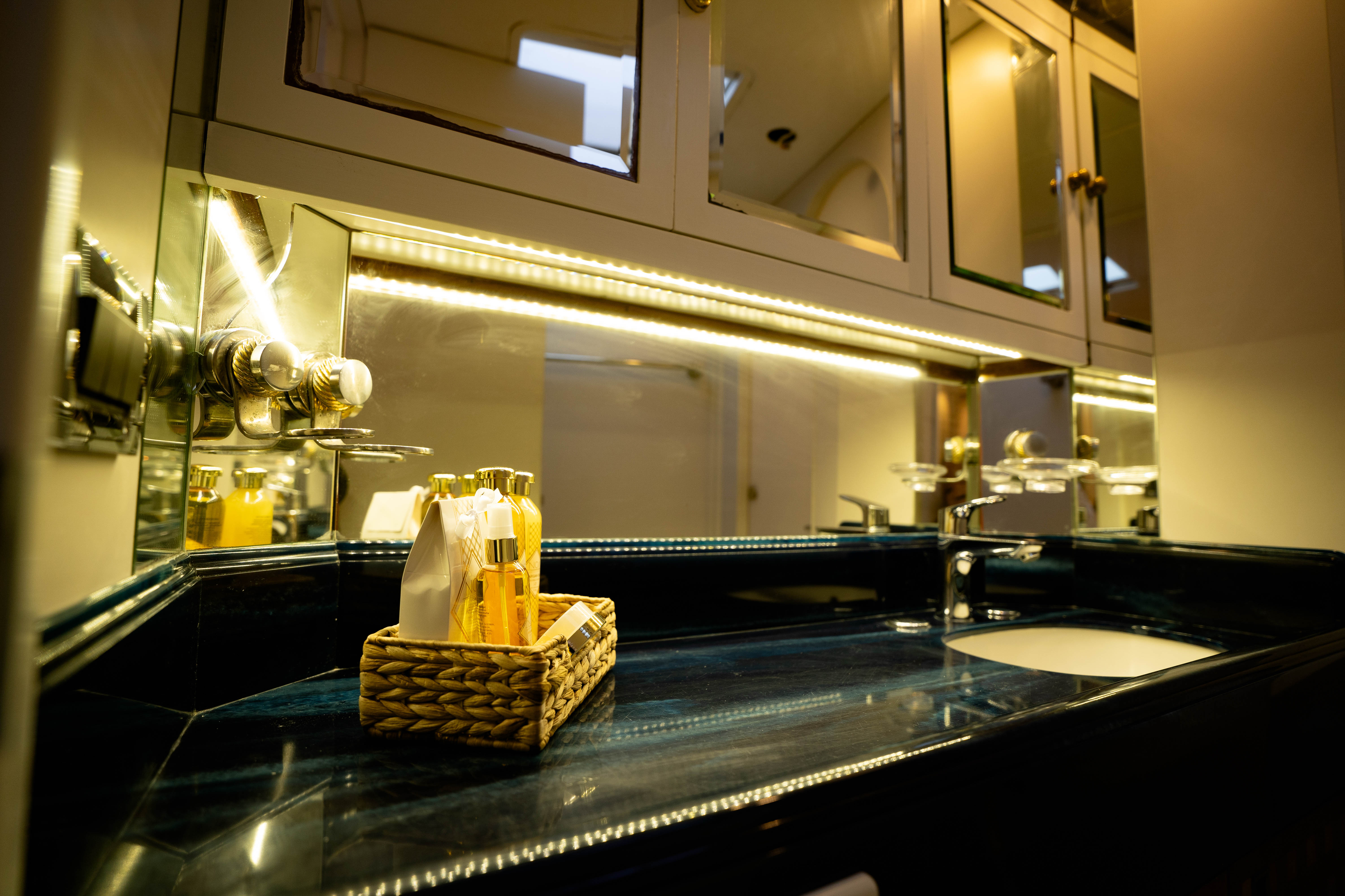 407 Guest ensuite.jpg