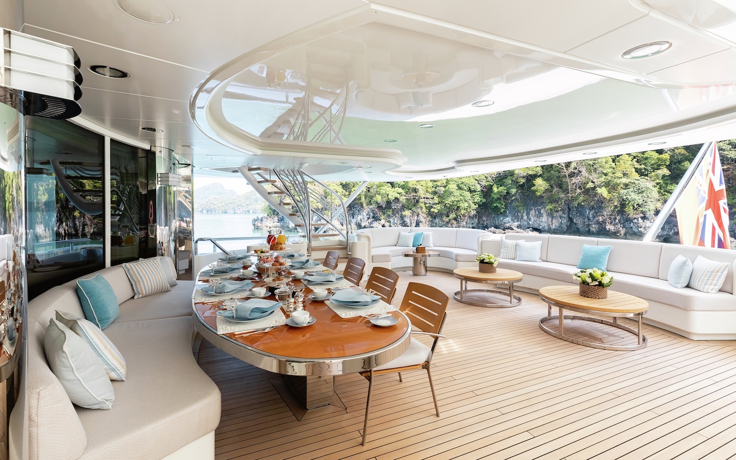 Alfresco dining area on the aft deck.jpg