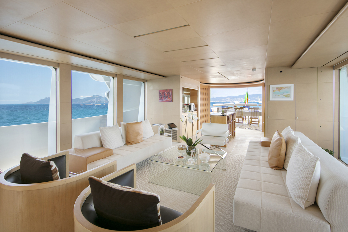 BM interior upper deck saloon.jpg