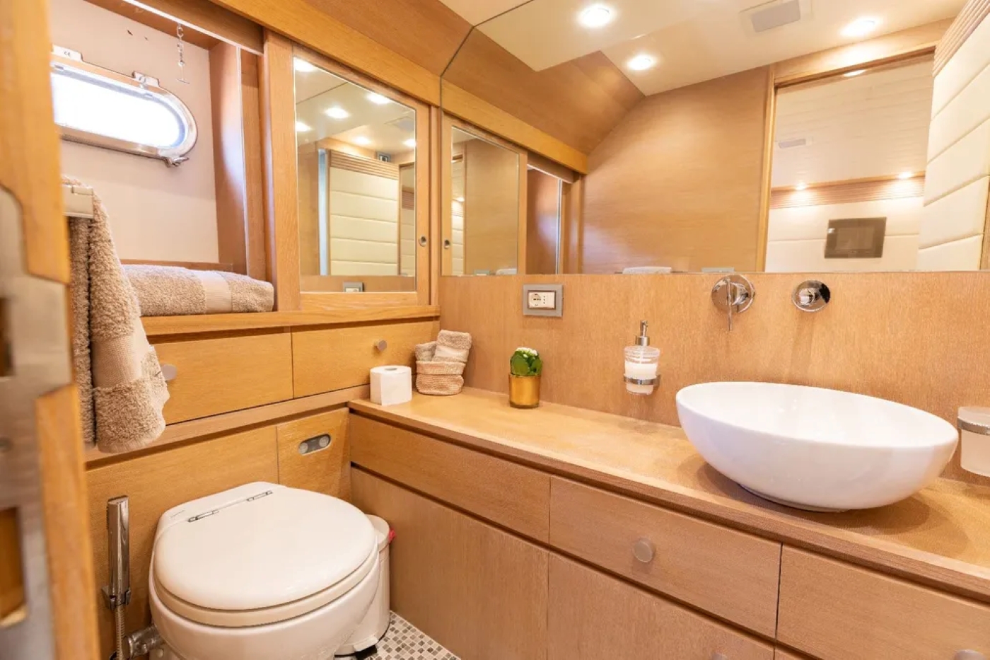 Bathroom Area 04.jpg