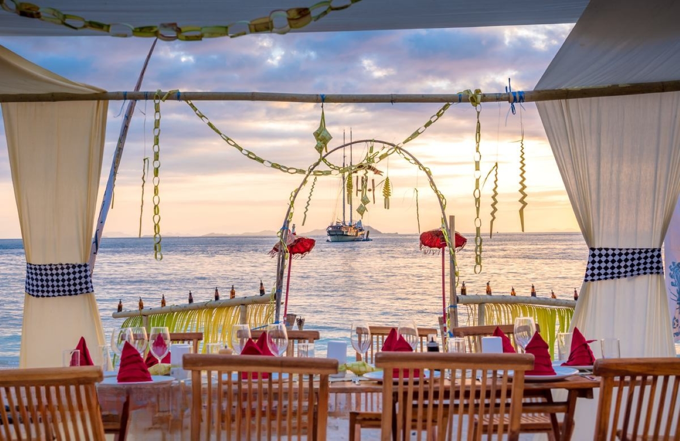 Dining In Beach 01.jpg