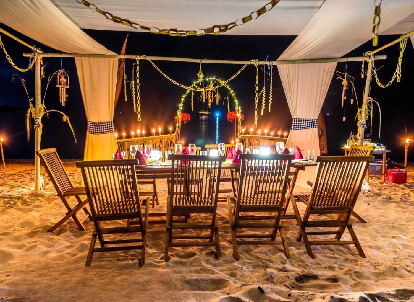 Dining In Beach.jpg