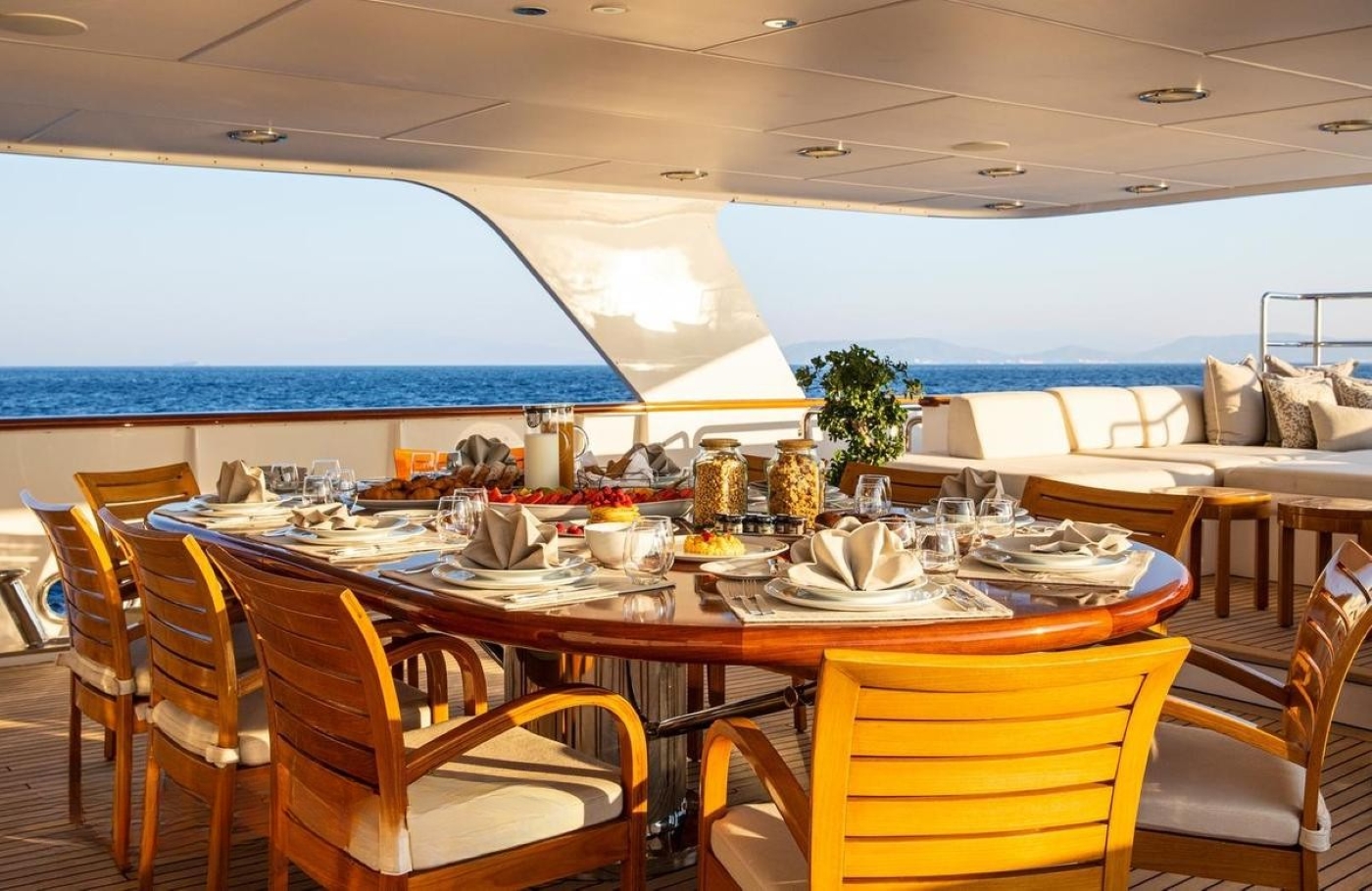 Exterior Dining Area 05.jpg