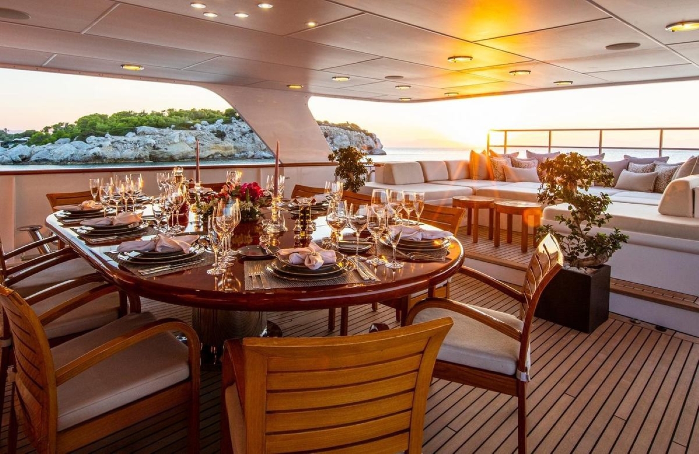 Exterior Dining Area 06.jpg