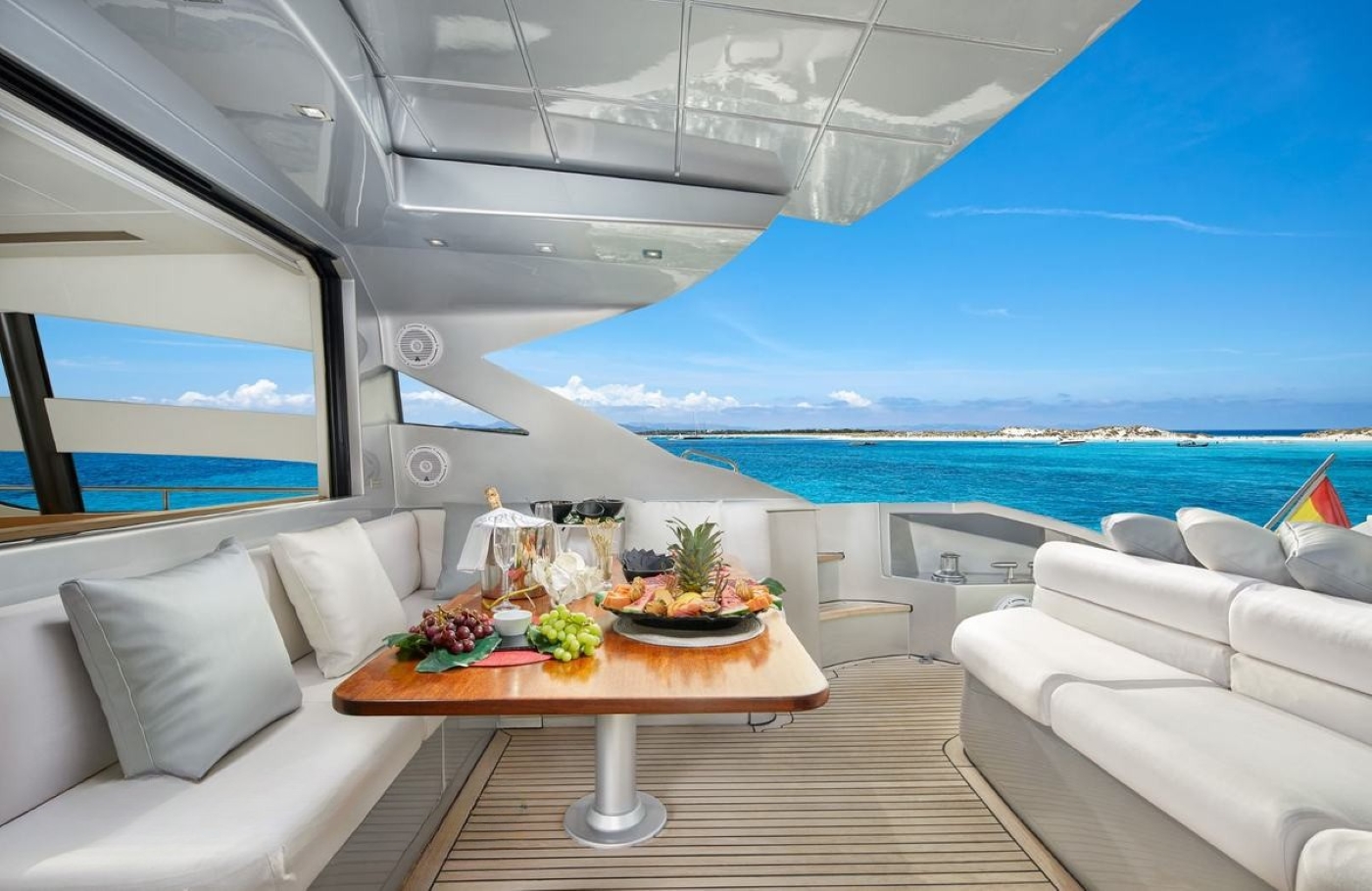 Exterior Relaxation Area With Dining 01.jpg