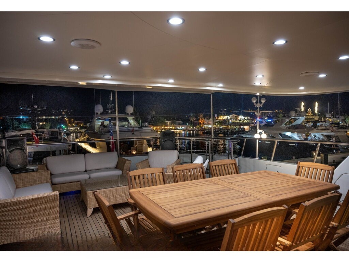 Exterior Relaxation Area With Dining 03.jpg