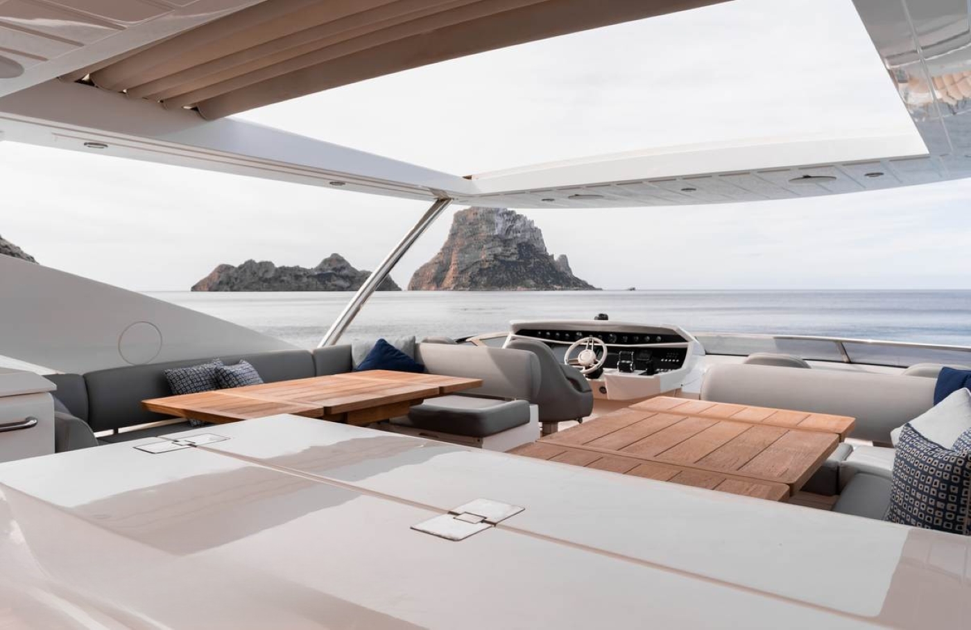 Exterior Relaxation Area With Dining 04.jpg