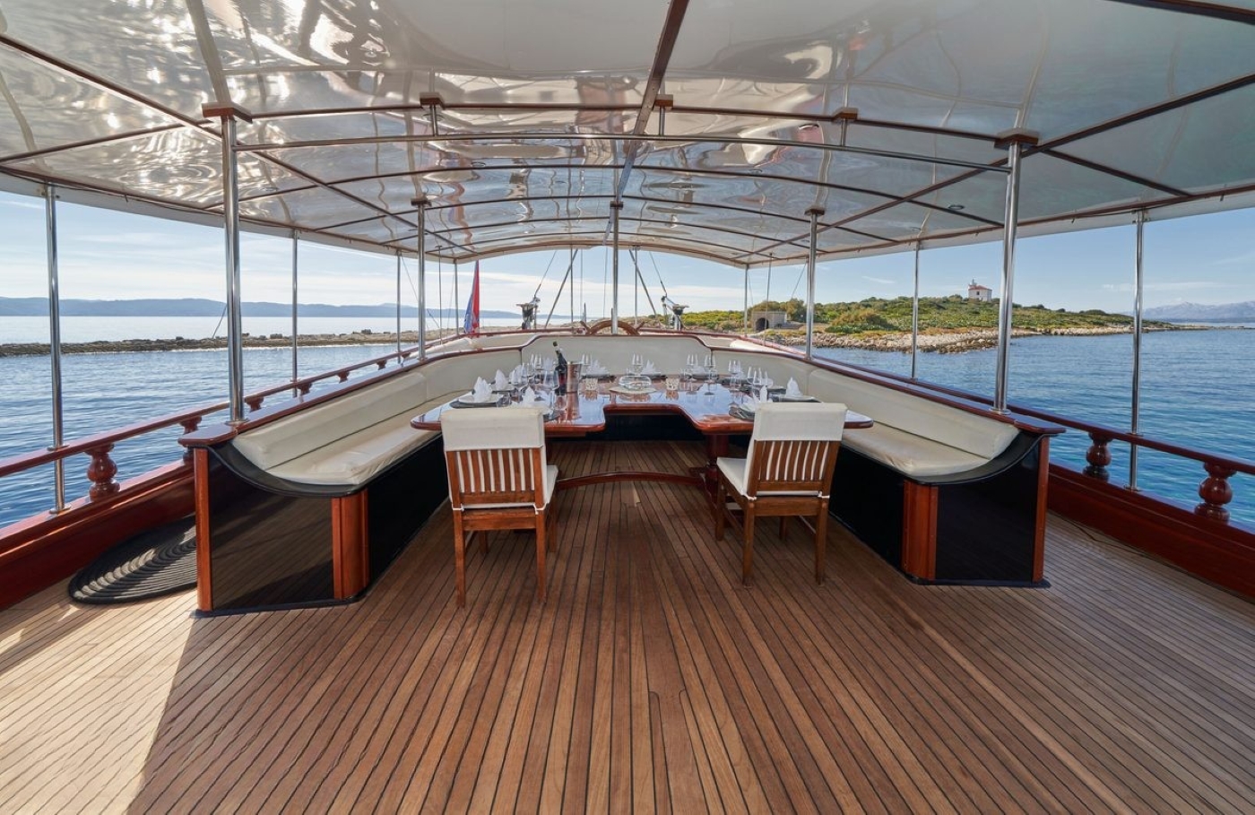 Exterior Relaxation Area With Dining 06.jpg