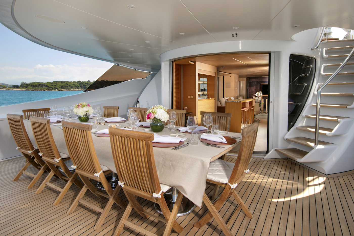 Exterior upper deck dinning table.jpg