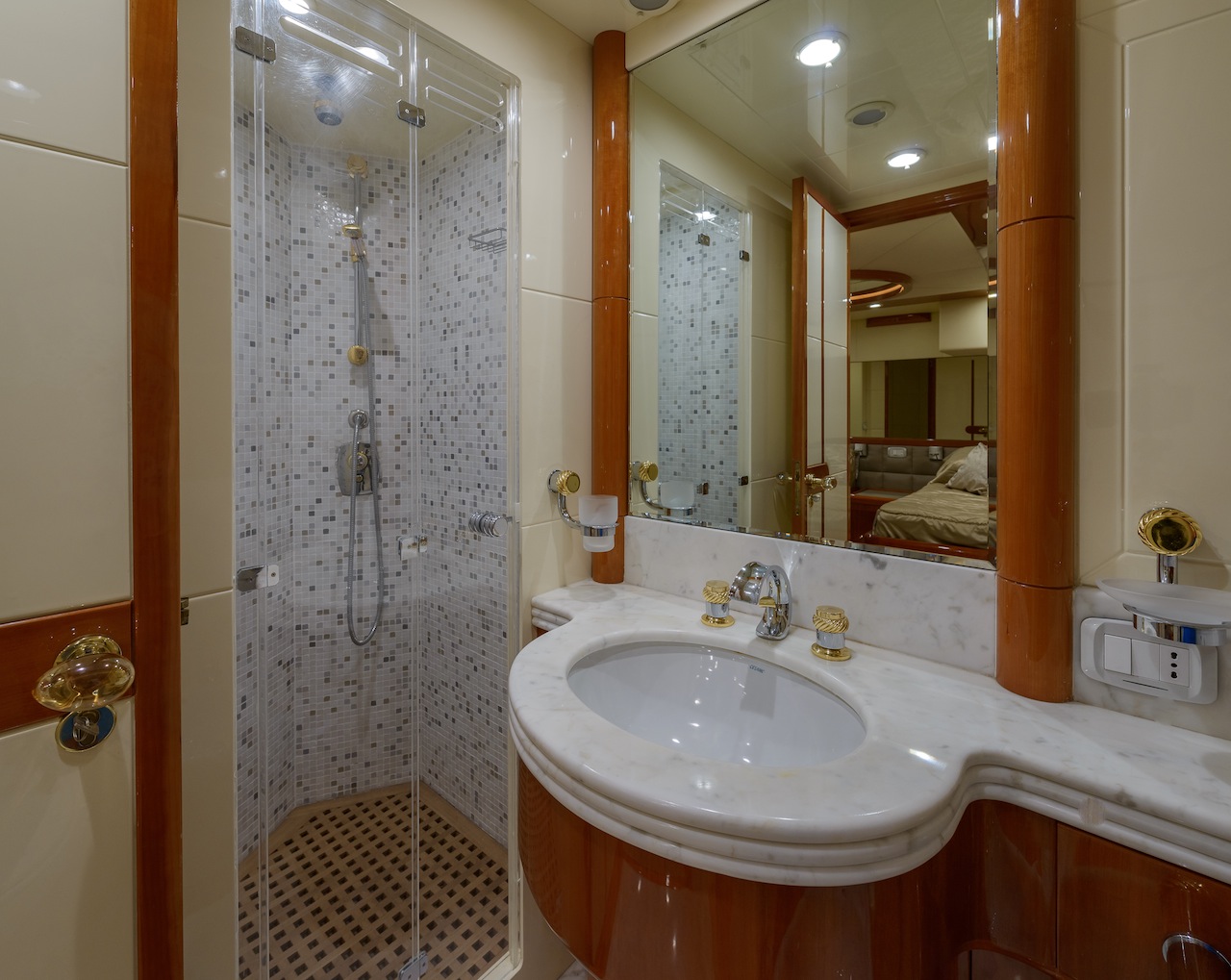 Guest cabin - bathroom 00003.jpg