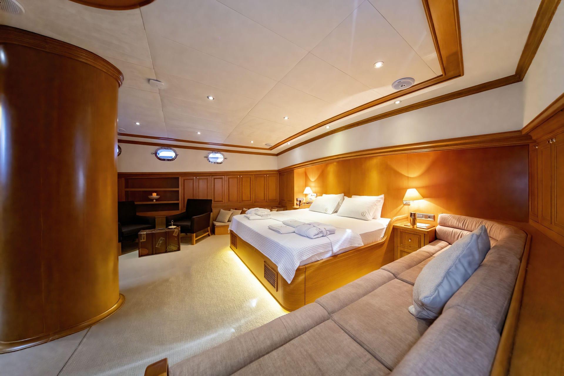 King suite - seating .jpg